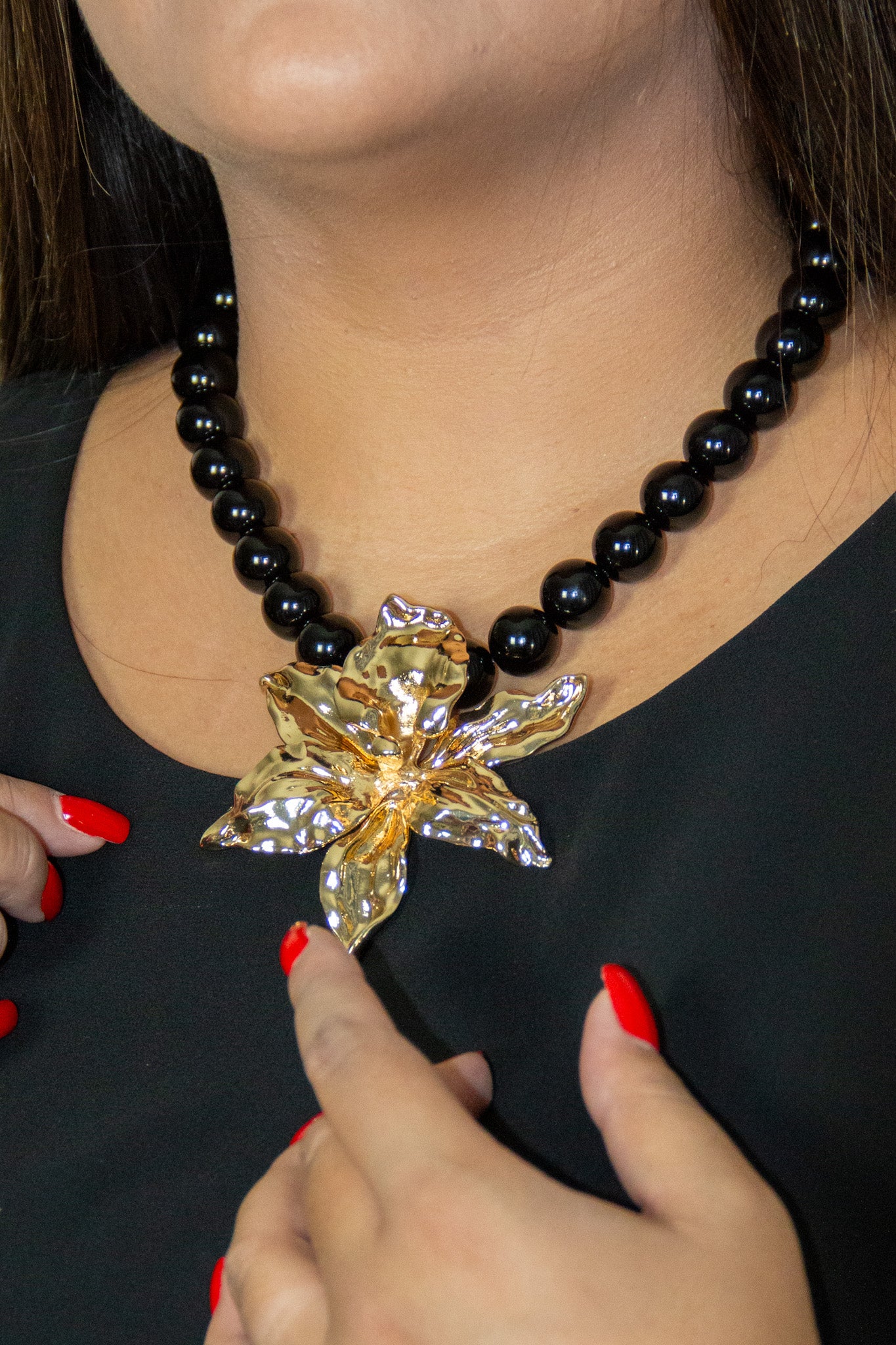 Collana di perle con fiore pendente