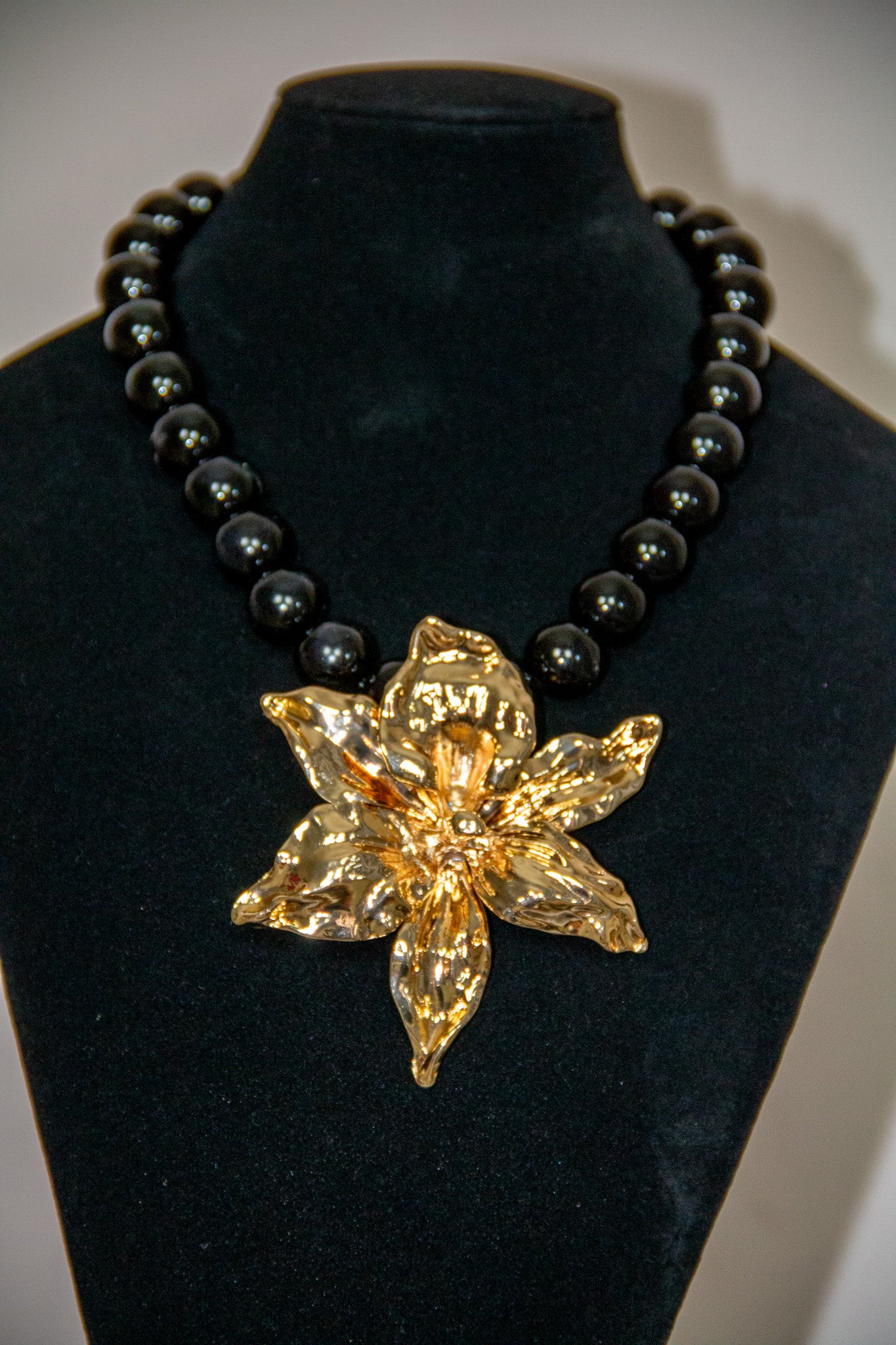 Collana di perle con fiore pendente