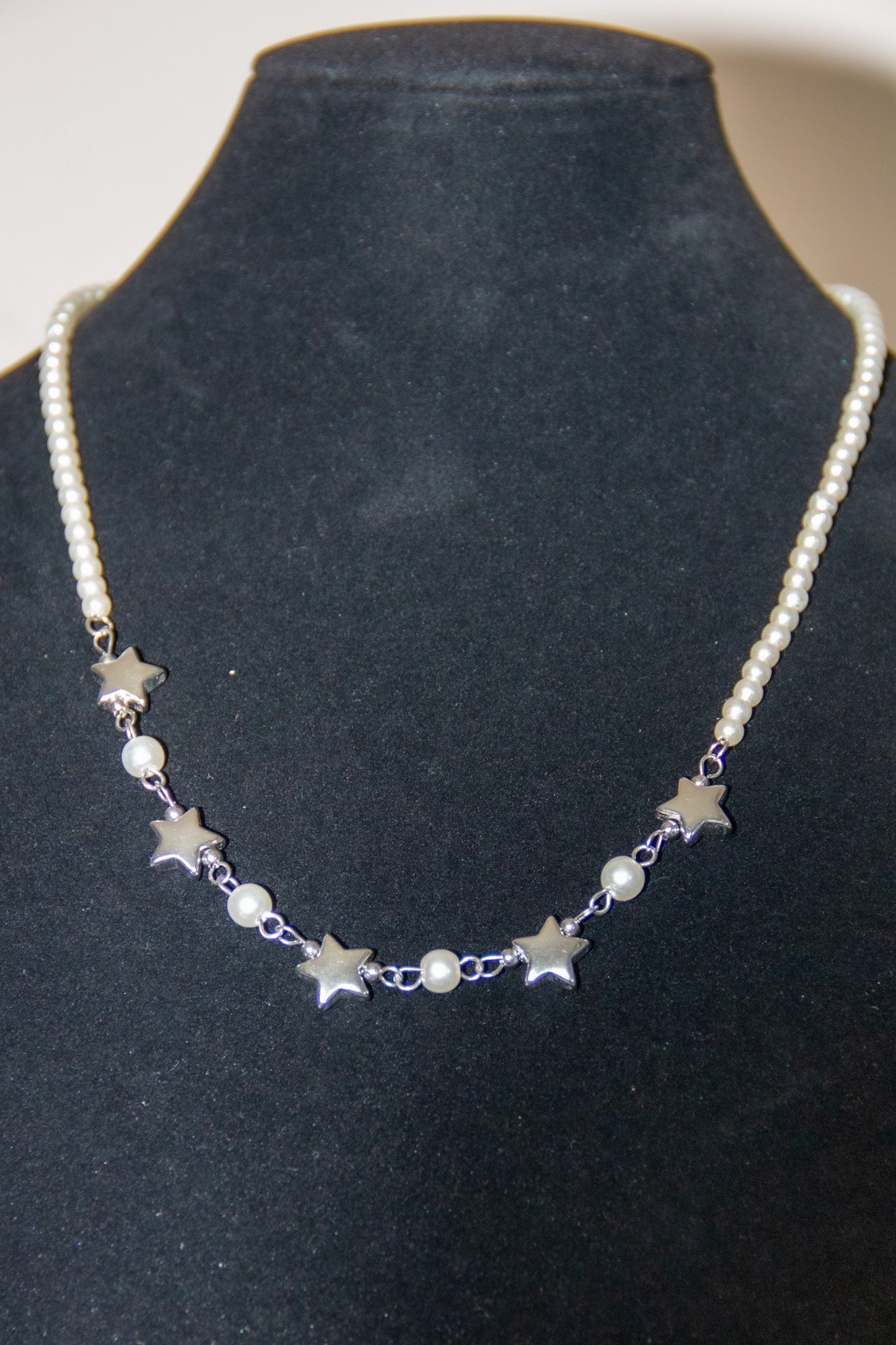 Collana di perle con pendenti a stella