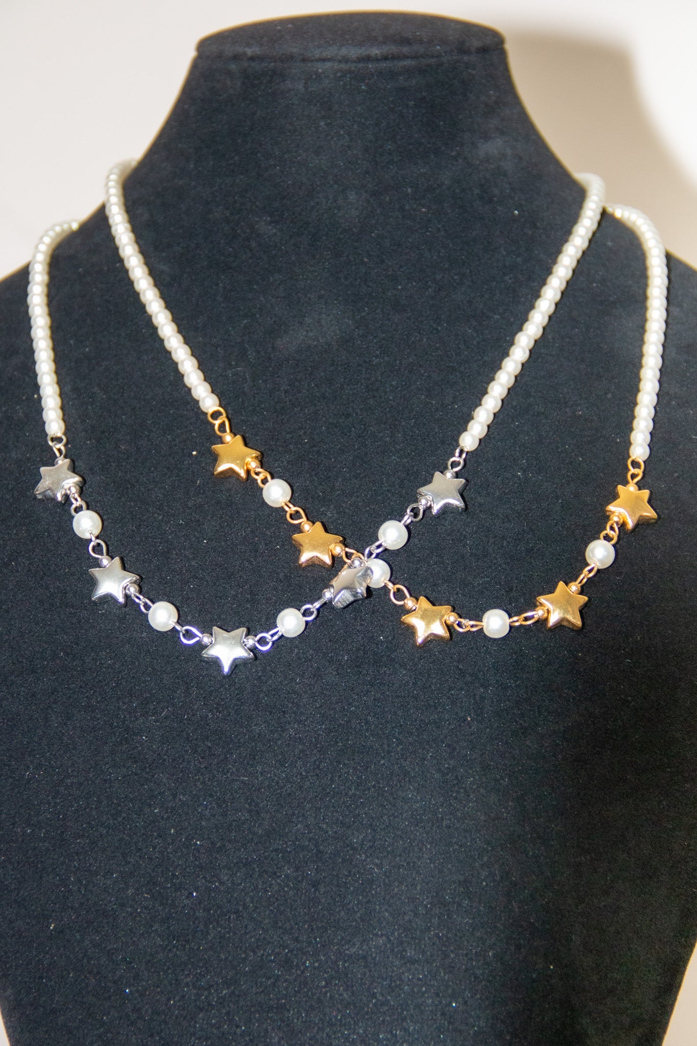 Collana di perle con pendenti a stella