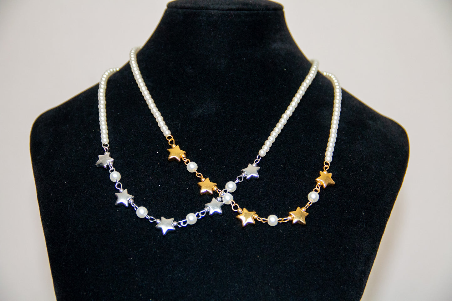Collana di perle con pendenti a stella
