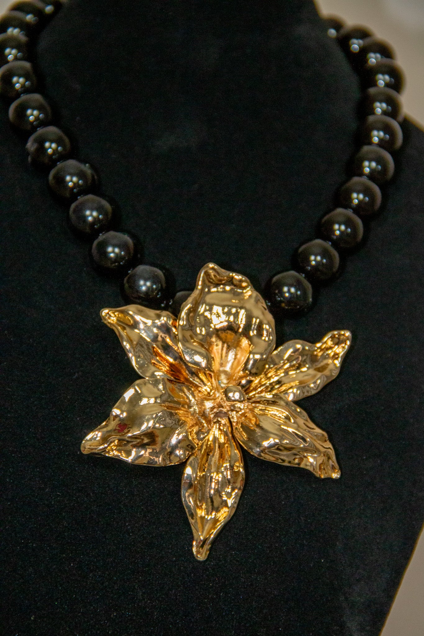 Collana di perle con fiore pendente