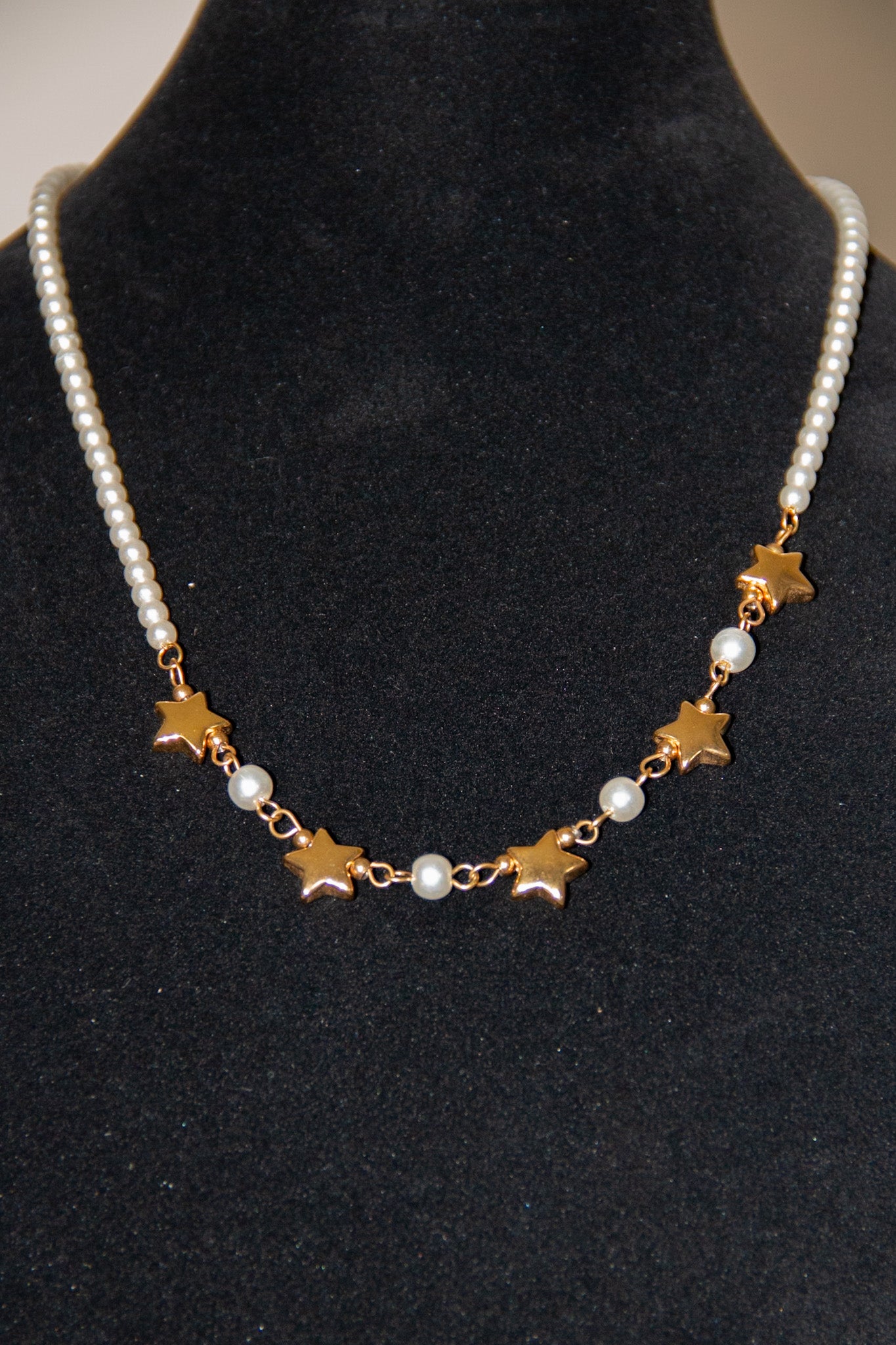 Collana di perle con pendenti a stella